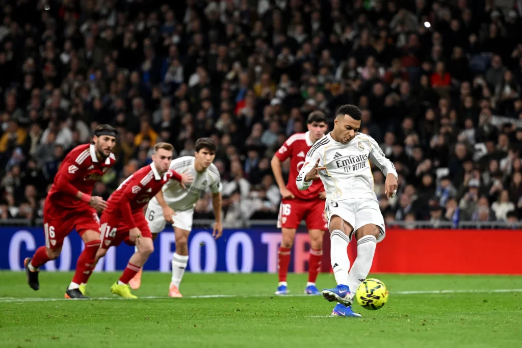 Mbappé chuta un penalti durante el partido de LaLiga entre Real Madrid y Sevilla.