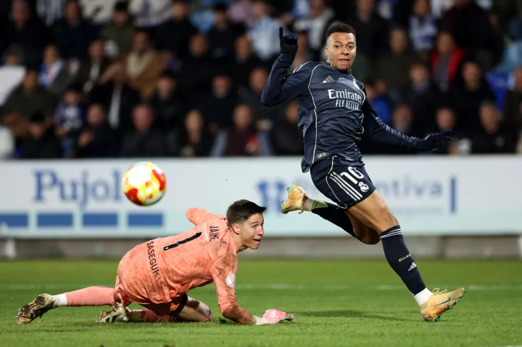 Mbappé remata ante la salida del portero del Talavera de la Reina.