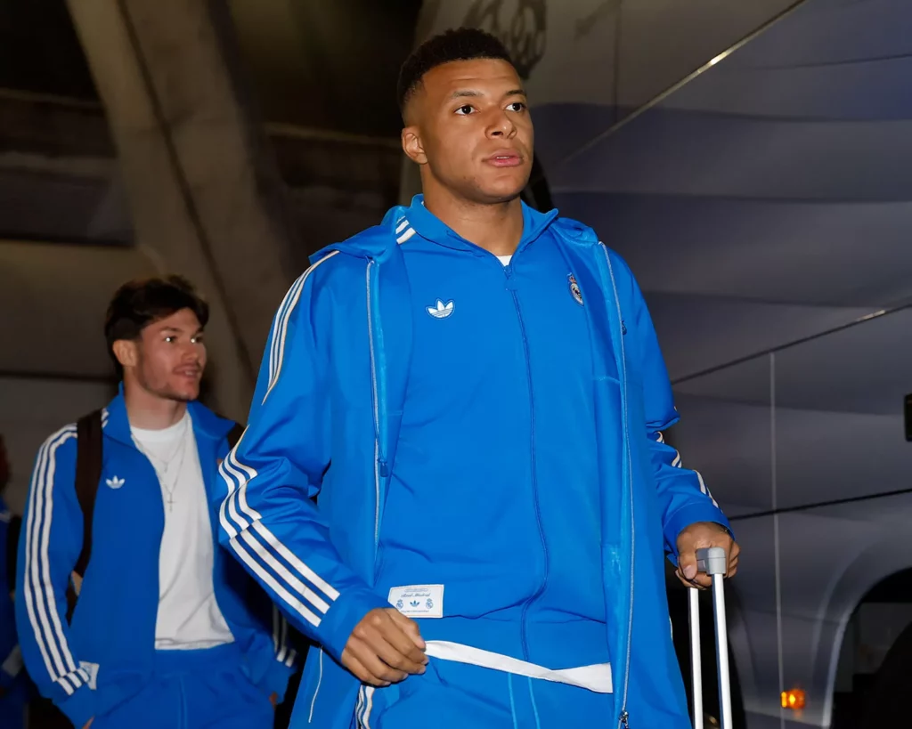 Mbappé viaja con el resto de sus compañeros rumbo a Bilbao.