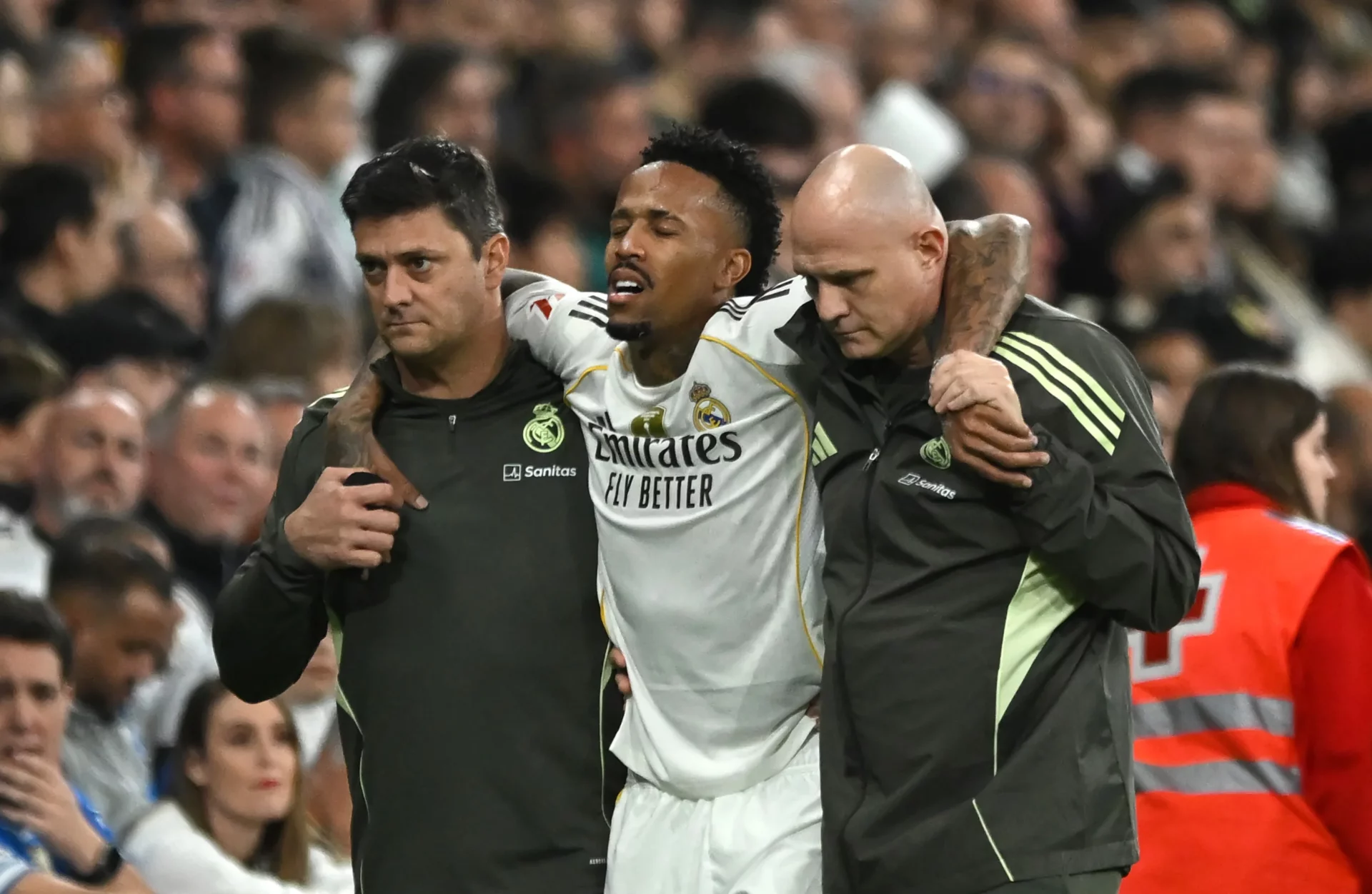 Militao se retira del campo con gestos de dolor tras sufrir una grave lesión en el partido entre Real Madrid y Celta de Vigo.