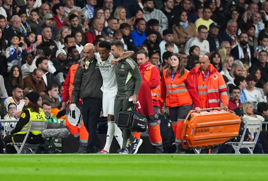 Éder Militao se retira lesionado durante el partido entre el Real Madrid y el Celta de Vigo en LaLiga EA Sports.