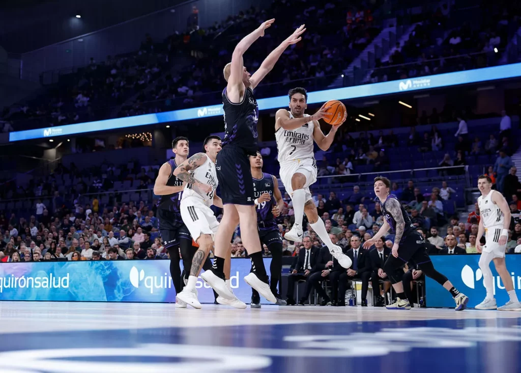 La afición del Real Madrid Baloncesto en el Movistar Arena observa a Campazzo dar un pase.