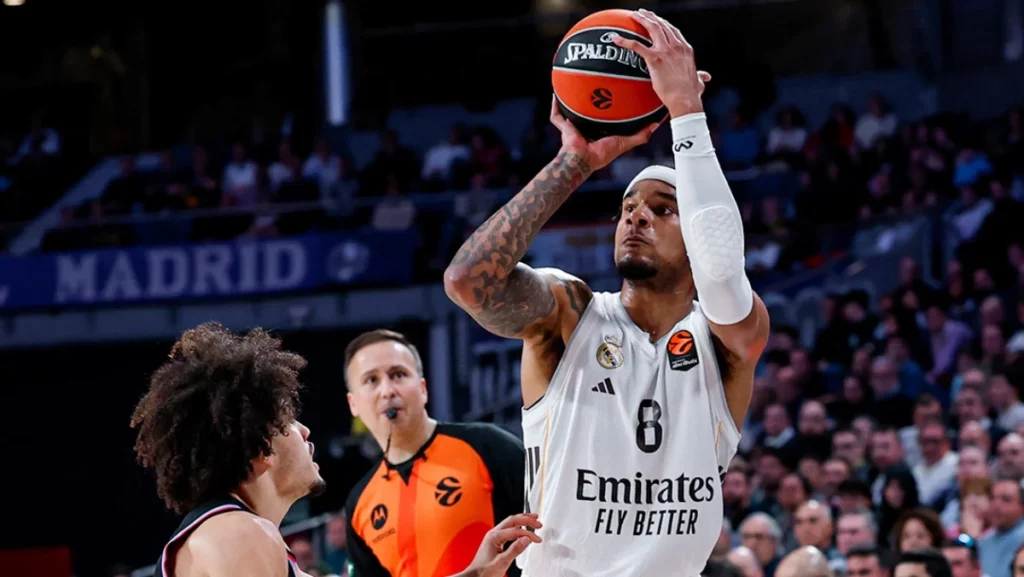 Okeke lanza a canasta ante Hifi durante el partido de Euroliga entre Real Madrid y Paris Basketball.