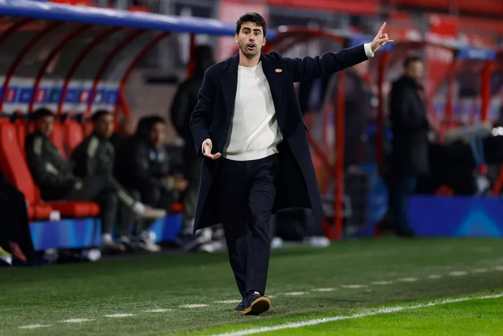 Pau Quesada da instrucciones desde la banda a las jugadoras del Real Madrid Femenino.