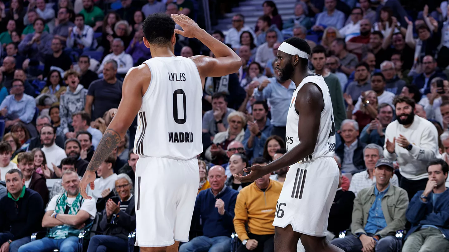 Lyles y Garuba se saludan durante un partido del Real Madrid Baloncesto en la Euroliga.