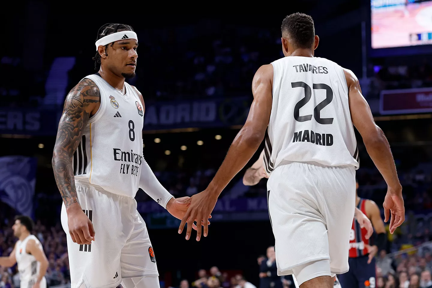 Previa Real Madrid – Bàsquet Girona: ganar en casa para seguir creciendo Okeke y Tavares se saludan durante un partido del Real Madrid.