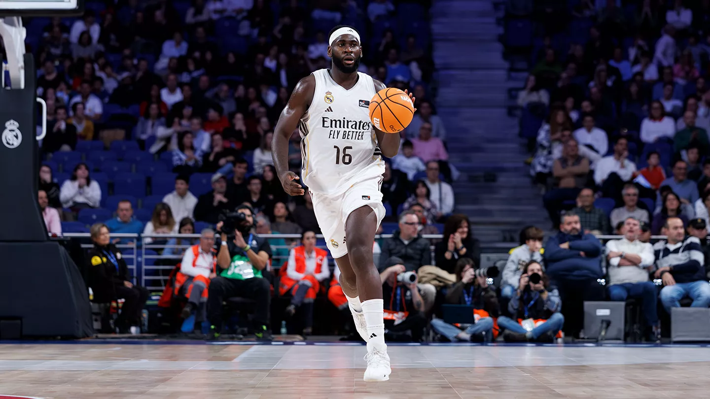 Garuba bota el balón durante un partido del Real Madrid en Liga Endesa.
