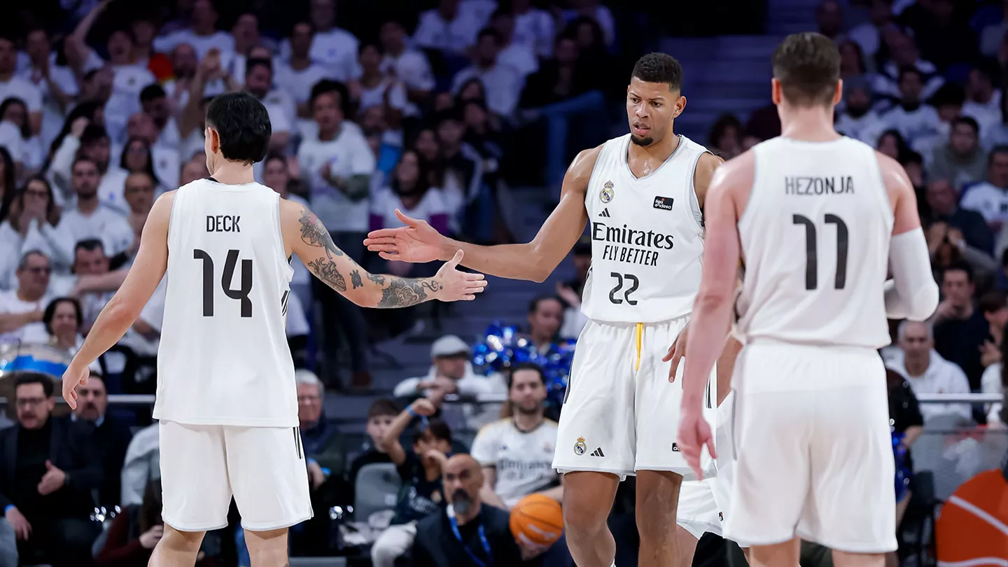 Previa UCAM Murcia – Real Madrid: despidiendo el 2025 con un duelo en la cumbre Deck y Tavares se saludan durante un partido del Real Madrid Baloncesto.