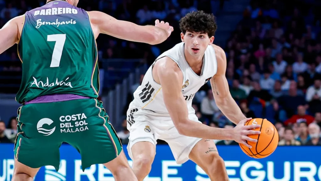 Procida protege el balón contra Barreiro durante el triunfo del Real Madrid ante Unicaja.