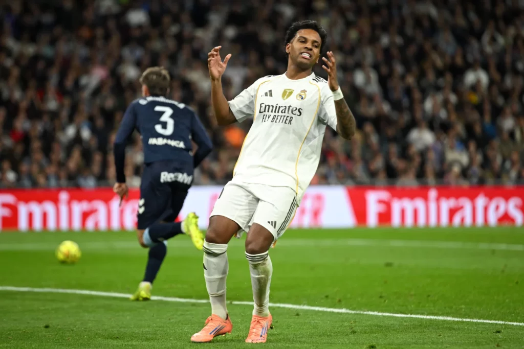 Rodrygo se lamenta tras una ocasión fallada durante el partido de LaLiga EA Sports entre Celta y Real Madrid.