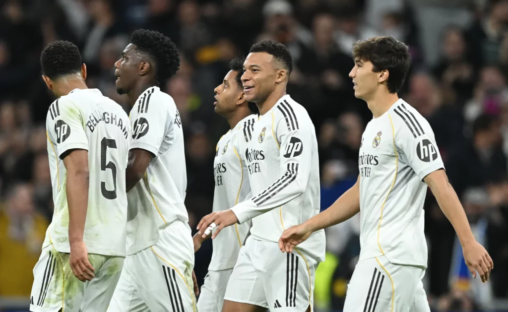 Mbappé celebra con sus compañeros un gol con el Real Madrid durante 2025.
