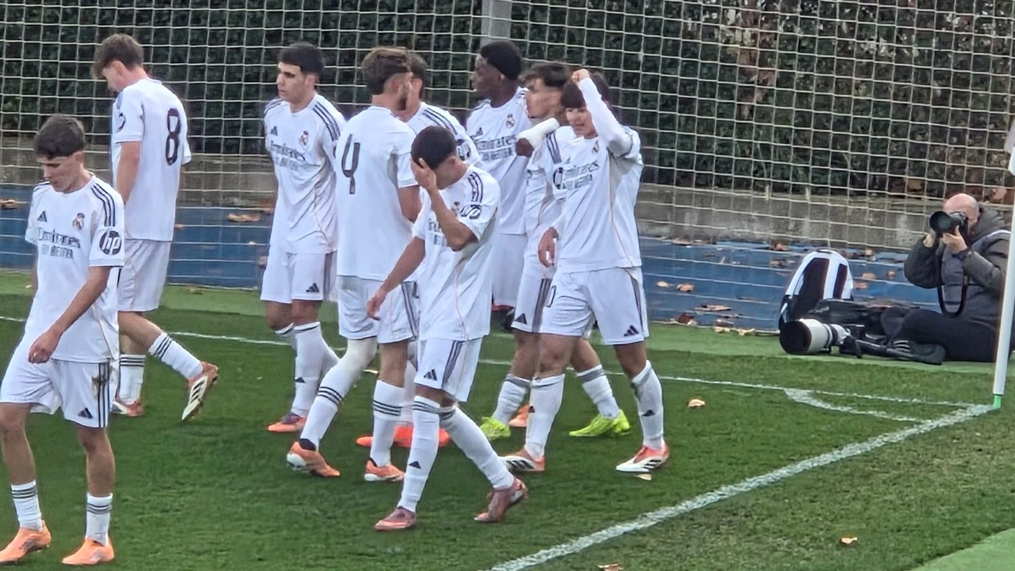 Los jugadores del Real Madrid Juvenil celebran un gol contra el Atlético de Madrid.