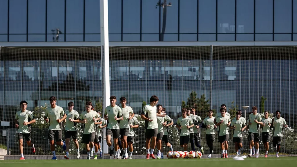 Jugadores del Real Madrid C entrenan antes del fichaje de Manex Rezola.