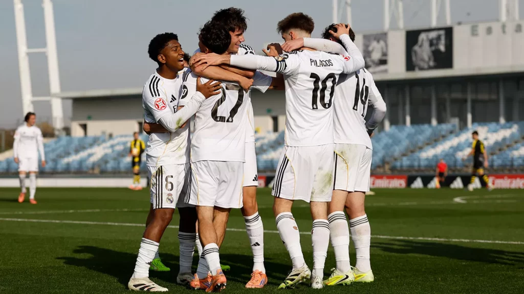 Jugadores del Real Madrid Castilla se abrazan tras marcar en el Alfredo Di Stéfano.