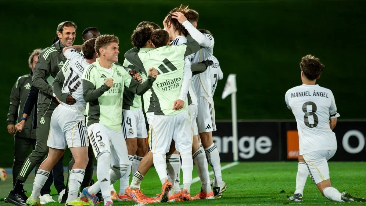 El Real Madrid Castilla madura y despega Los jugadores del Real Madrid Castilla celebran un gol con el banquillo.