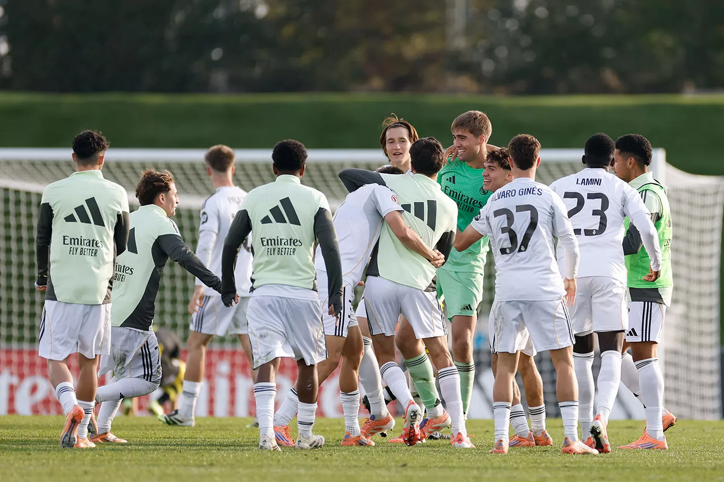 Los jugadores del Real Madrid Castilla celebran su última victoria ante el Barakaldo