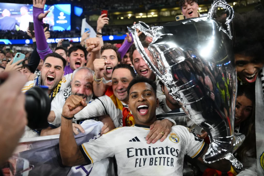 Rodrygo celebra con la afición el título de Champions League en el Estadio de Wembley.