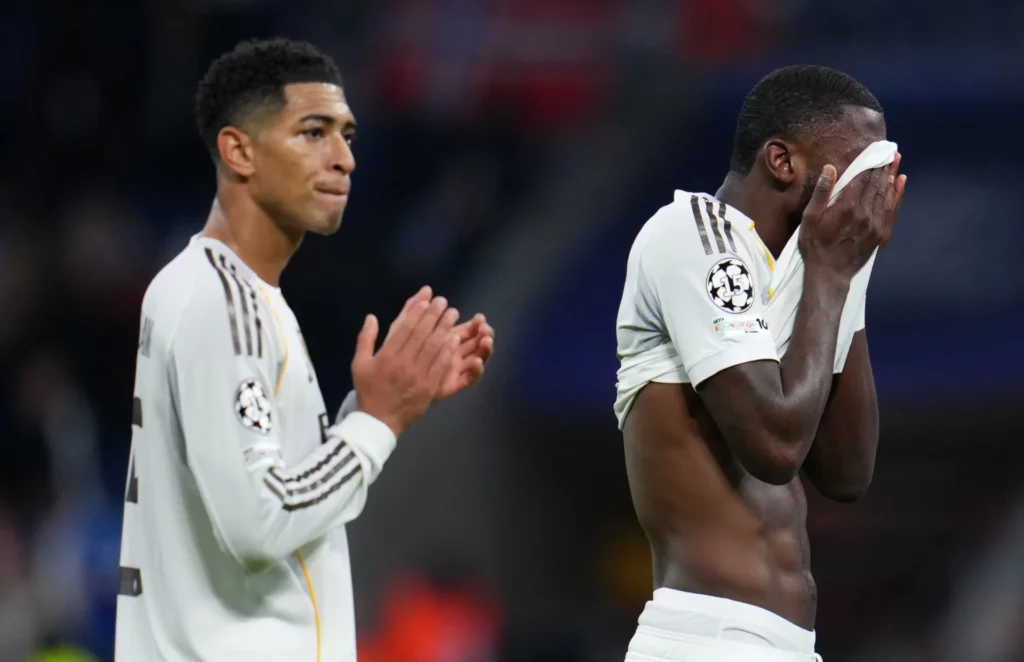 Bellingham y Rüdiger se lamentan durante la última derrota del Real Madrid en el Bernabéu.