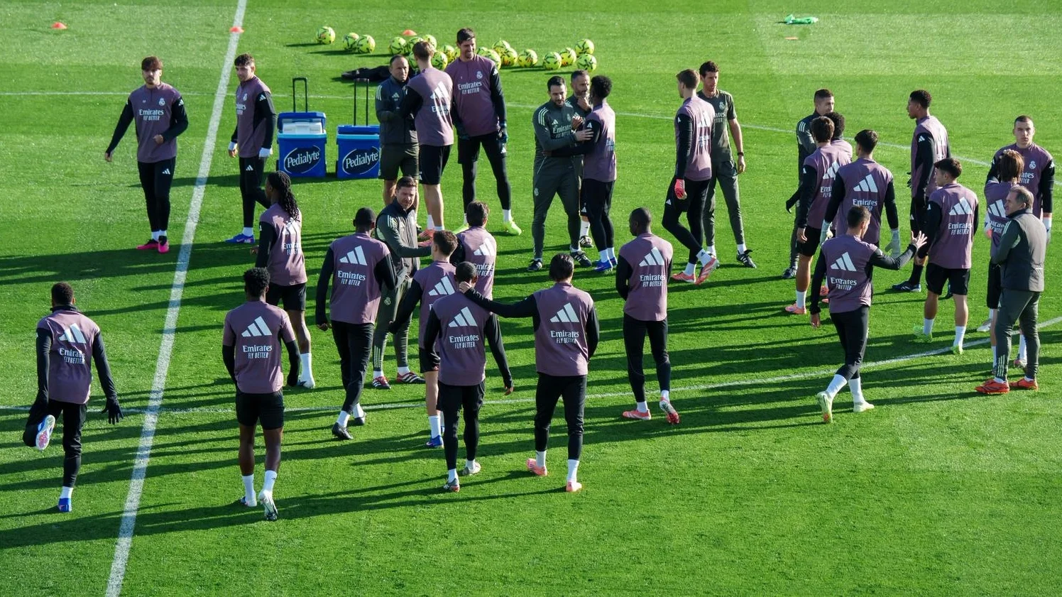 El Real Madrid regala un día inolvidable en Valdebebas a los madridistas por Navidad Los jugadores del Real Madrid se preparan para entrenar en el Alfredo Di Stéfano delante de la afición por Navidad.