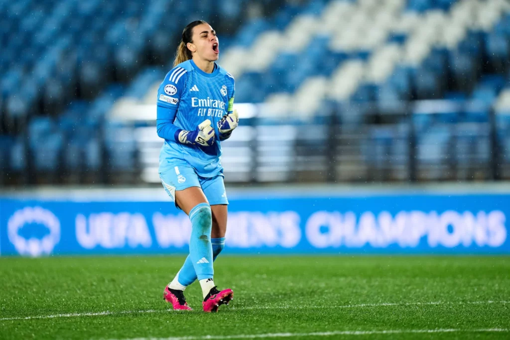 Misa Rodríguez, portera del Real Madrid Femenino, celebra un gol durante un partido de Champions League