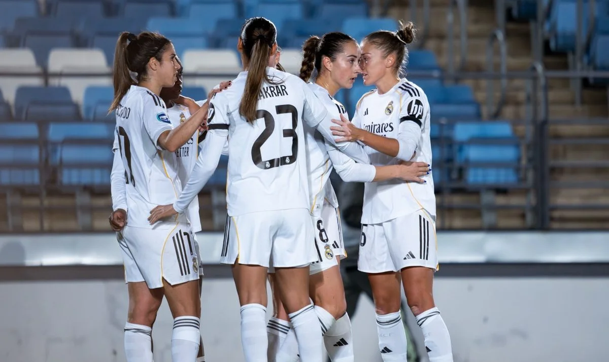 Real Madrid Femenino 1-0 Real Sociedad: Moraza regala la segunda plaza al Madrid Las jugadoras del Real Madrid Femenino celebran el gol en propia puerta de la Real Sociedad.