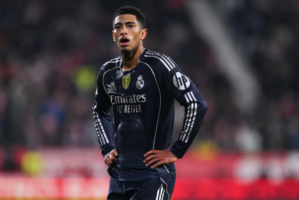 Jude Bellingham, fatigado durante un partido del Real Madrid fuera del Santiago Bernabéu.
