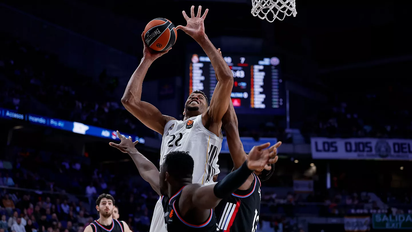 Real Madrid 95-90 Paris Basketball: el Madrid reacciona a tiempo y vuelve a ganar en Euroliga Tavares anota durante la victoria del Real Madrid ante Paris Basketball por 95-90 en Euroliga.