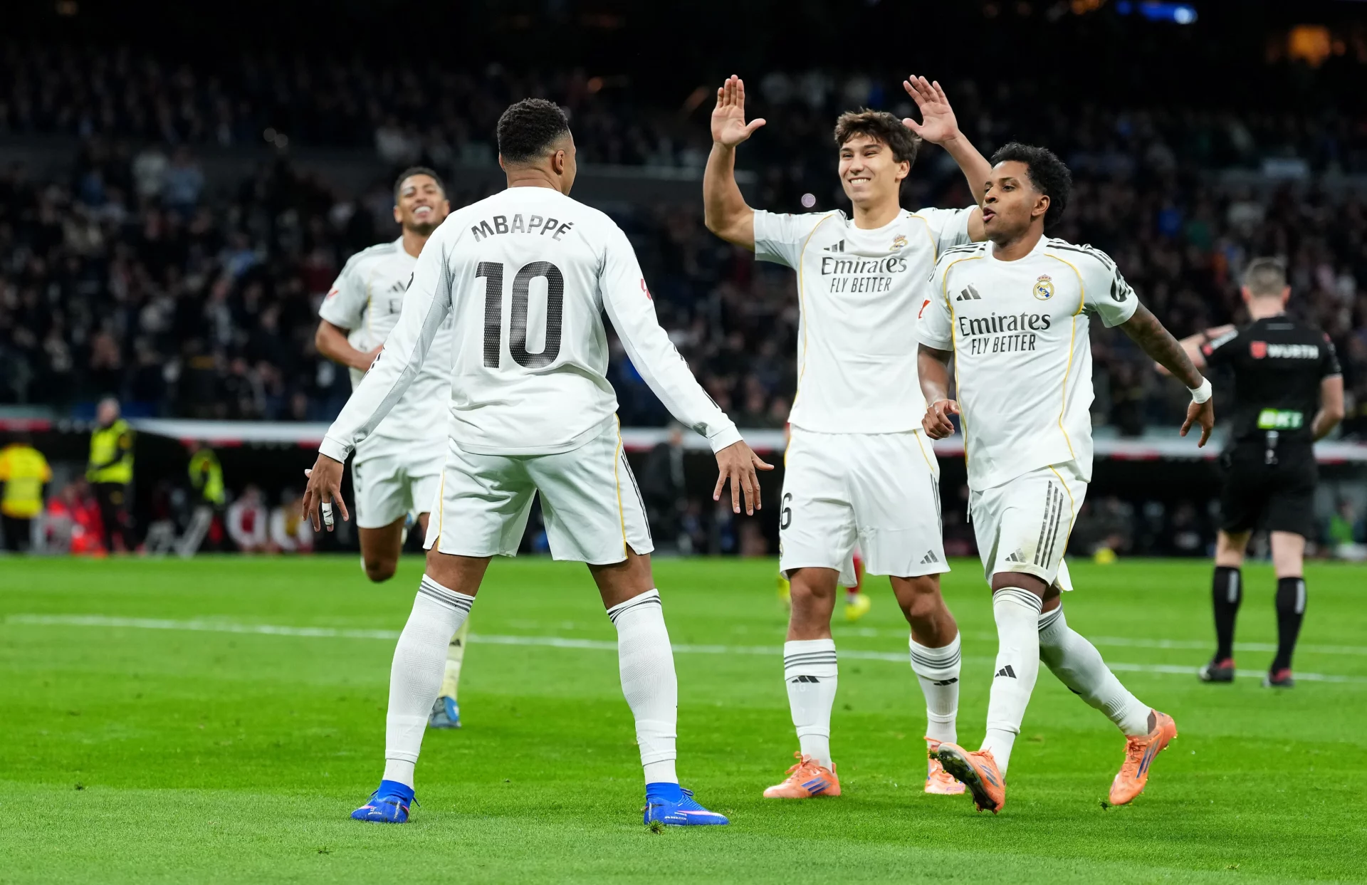 Real Madrid 2-0 Sevilla: Victoria y un Mbappé de récord para despedir el año Mbappé celebra el gol con el que iguala el récord de Cristiano Ronaldo durante el Real Madrid - Sevilla.