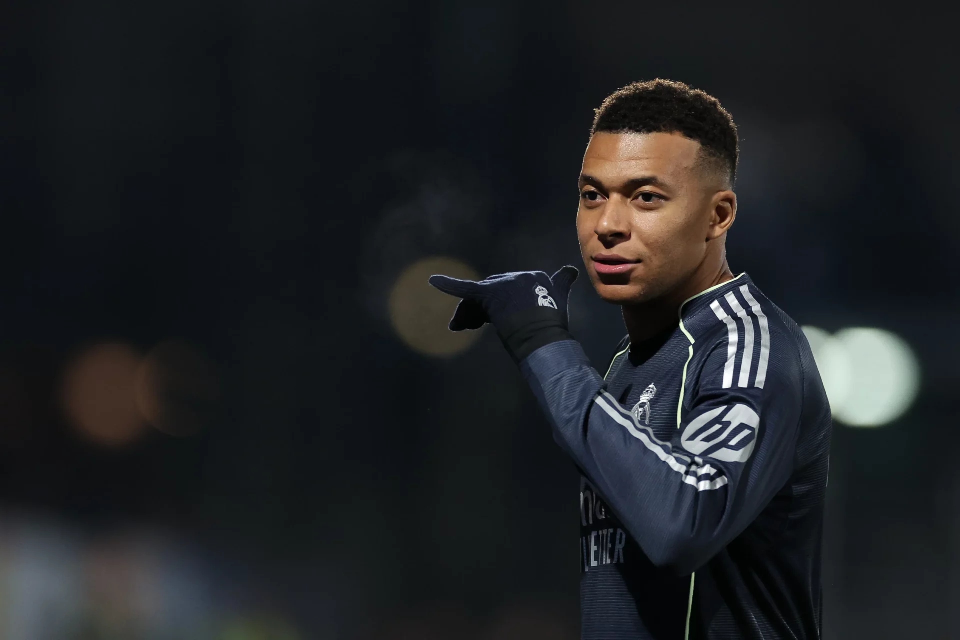 Mbappé celebra un gol con el Real Madrid antes de enfrentarse al Sevilla.
