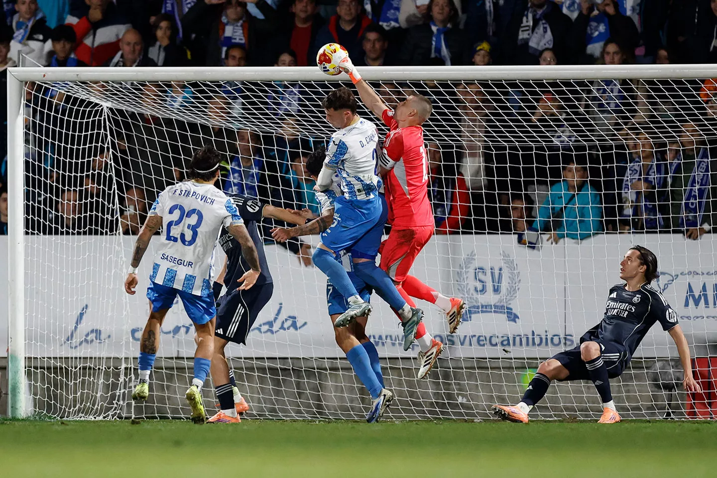 El Real Madrid se olvida de la portería a cero Lunin despeja de puños ante el Talavera, partido en el que el Real Madrid volvió a quedarse sin portería a cero.
