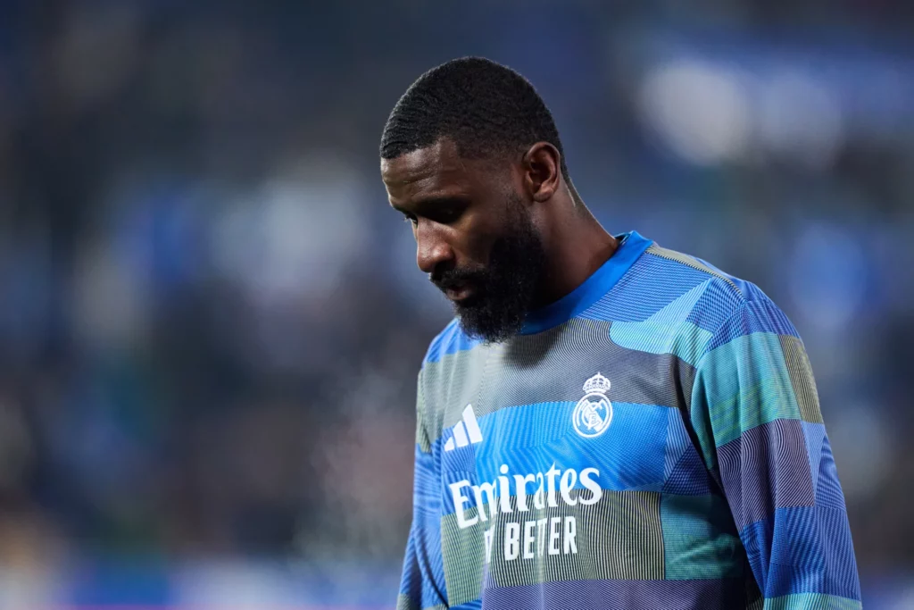Rüdiger, cabizbajo durante un calentamiento con el Real Madrid.