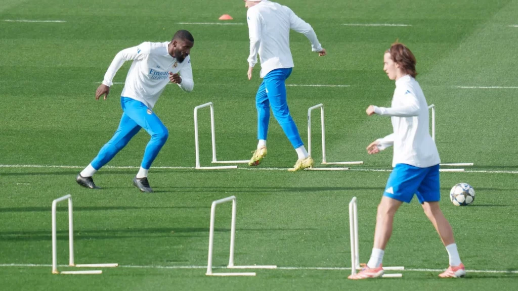 Rüdiger y Joan Martínez, durante el entrenamiento previo al partido contra el Manchester City.