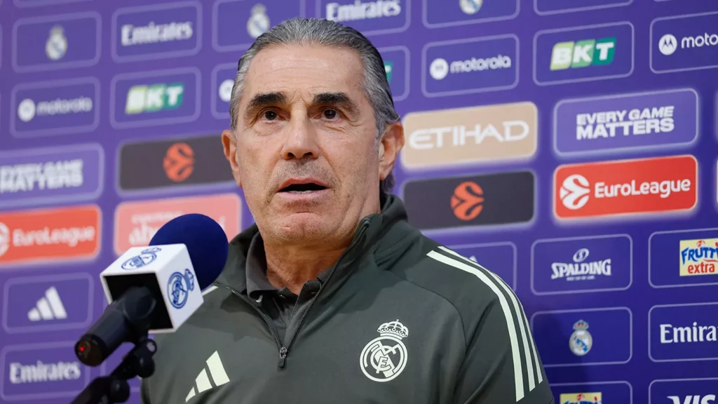 Sergio Scariolo habla con la prensa en el entrenamiento previo al partido contra Baskonia