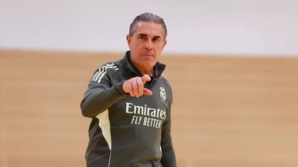 Scariolo dirige el último entrenamiento del Real Madrid antes de viajar a Milán.