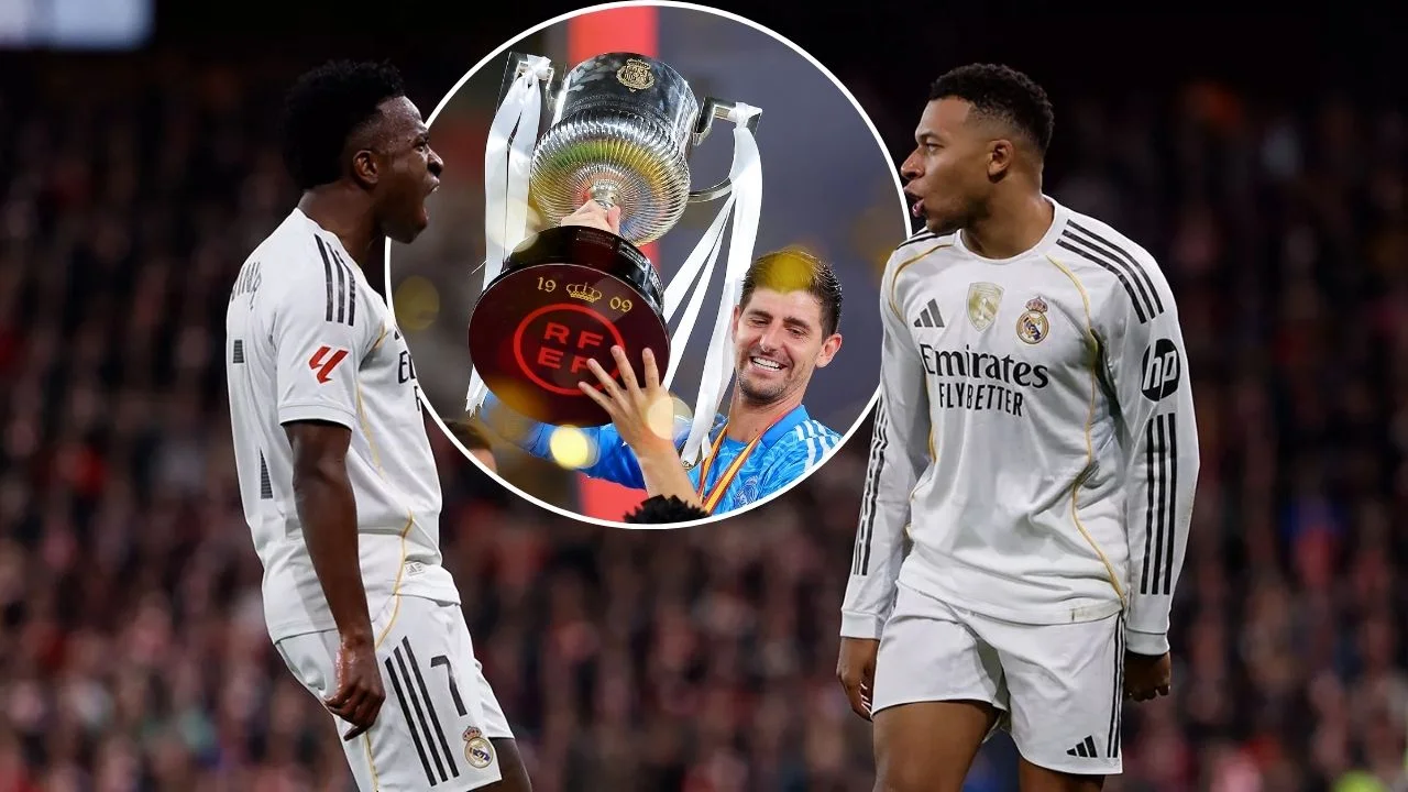 Vinicius y Mbappé, junto a Courtois sosteniendo el trofeo de campeón de la Copa del Rey del Real Madrid.