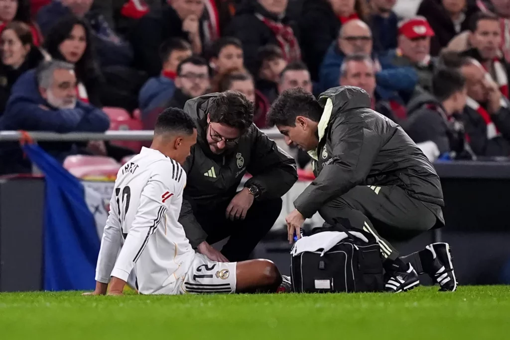 Los médicos del Real Madrid atienden a Trent Alexander-Arnold tras su lesión frente al Athletic Club.