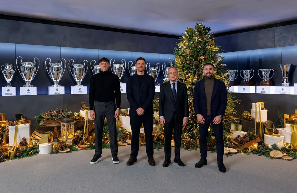 Valverde, Xabi Alonso, Florentino Pérez y Carvajal posan en el discurso de Navidad del Real Madrid.