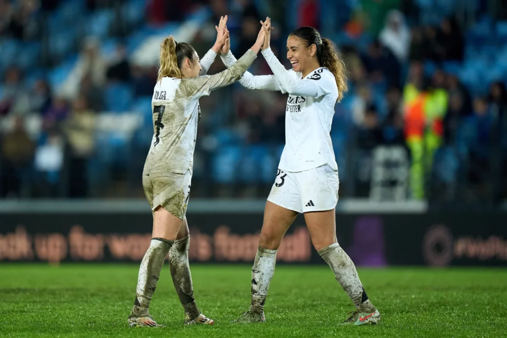 Jugadoras del Real Madrid Femenino celebran la victoria contra el Arsenal, que terminó siendo campeón de Europa