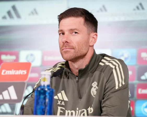 Xabi Alonso: «Tenemos que convivir con las críticas y empezar a ganar partidos para poder disfrutar en mayo»