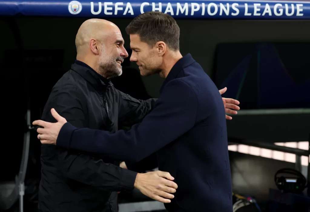 Xabi Alonso se abraza con Guardiola en el Santiago Bernabéu.