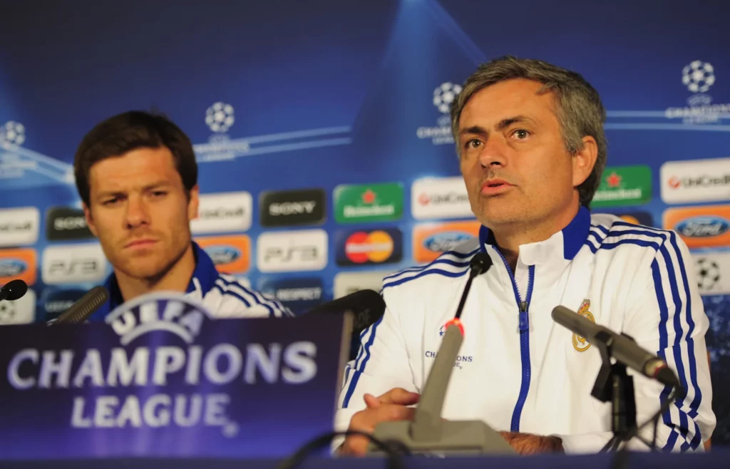 Xabi Alonso y Mourinho, durante su etapa como jugador y entrenador del Real Madrid.