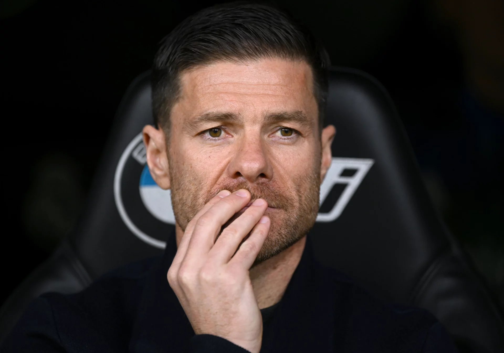 Xabi Alonso, con gesto de preocupación durante el partido entre Real Madrid y Sevilla.