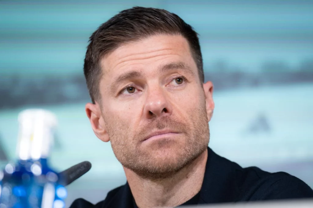 Xabi Alonso escucha las preguntas de los periodistas durante la rueda de prensa.