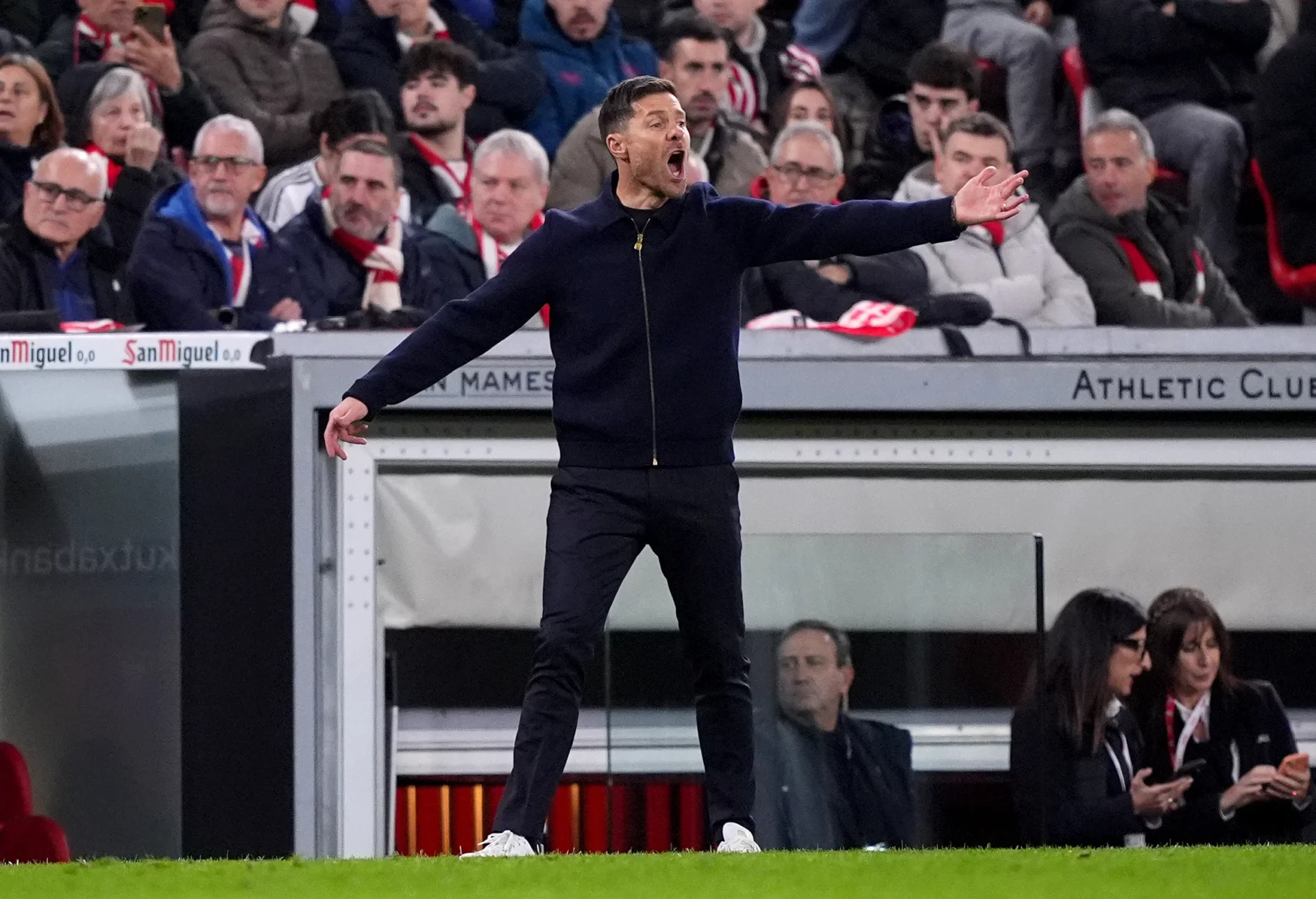 Xabi Alonso da instrucciones a los jugadores del Real Madrid en San Mamés