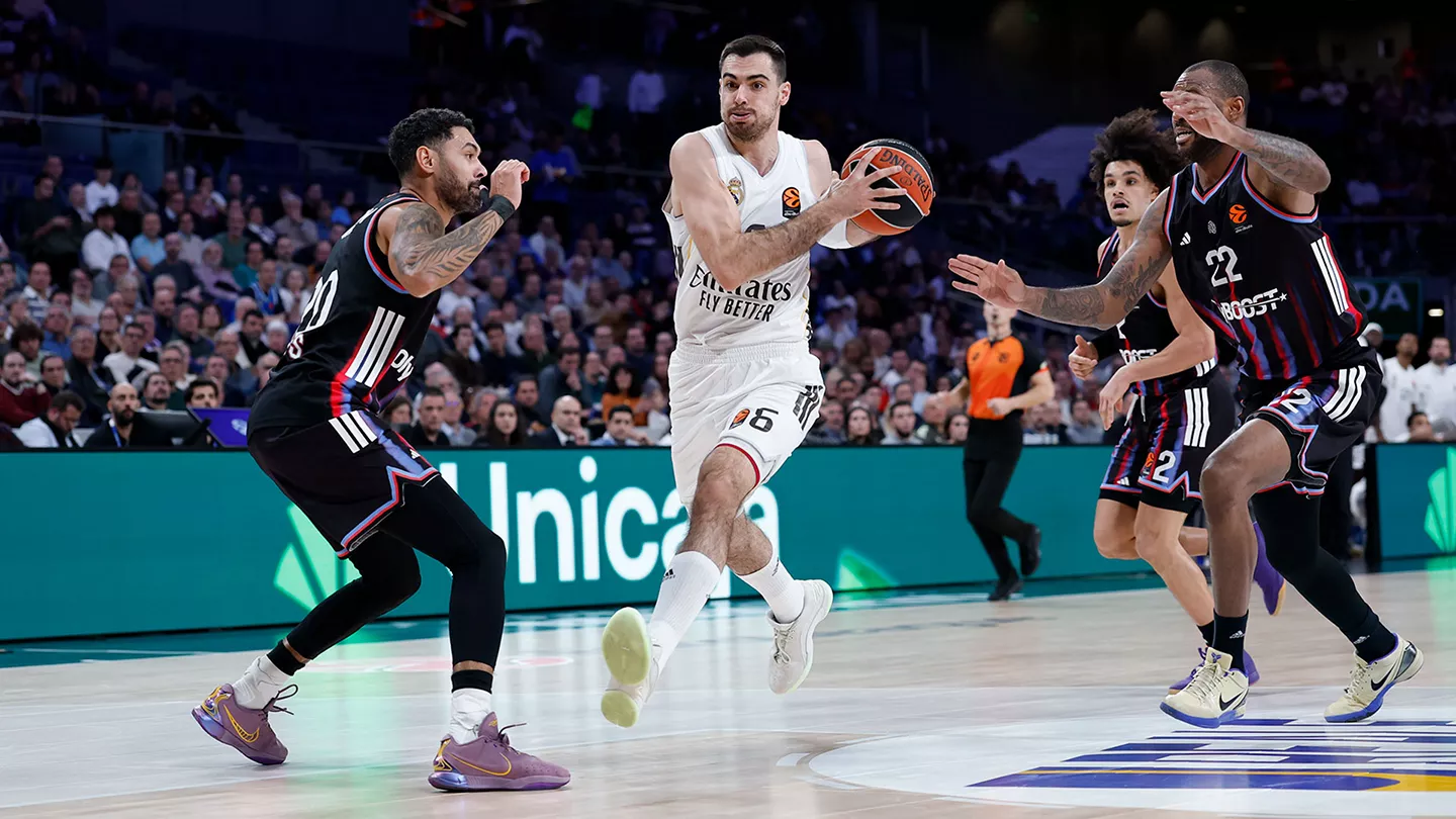 Previa Paris Basketball – Real Madrid: Hora de confirmar la mejora a domicilio Alberto Abalde entra a canasta durante un partido entre Real Madrid y Paris Basketball.
