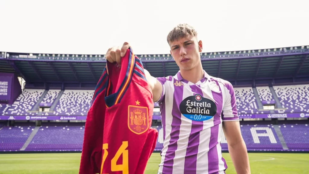 Adrián Arnu, fichaje del Real Madrid Castilla, sujeta la camiseta de la Selección española.