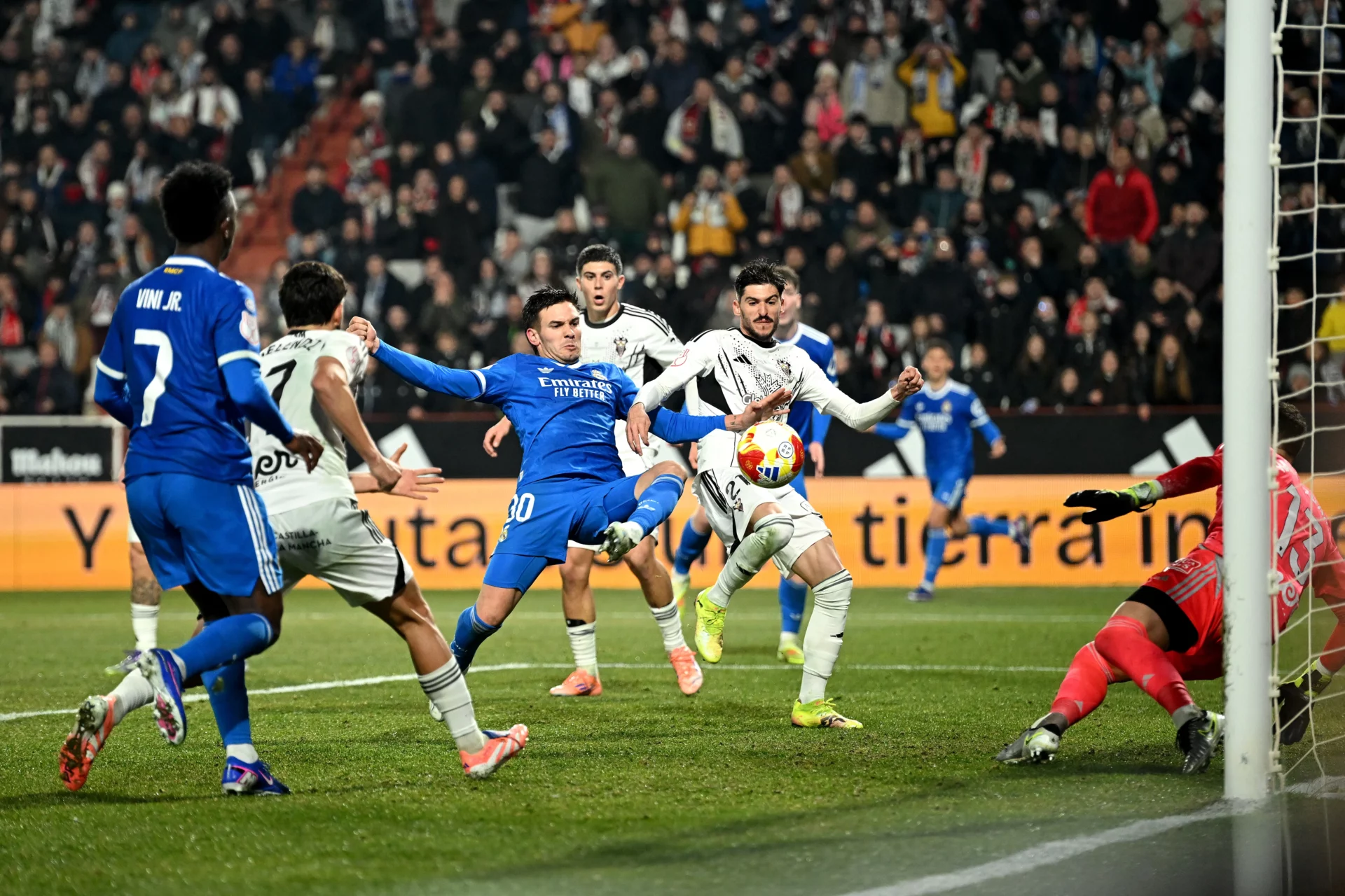 Mastantuono marca un gol durante la eliminación del Real Madrid de la Copa del Rey contra el Albacete.