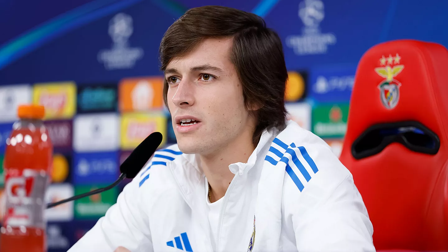 Álvaro Carreras responde durante la rueda de prensa previa al partido contra el Benfica.