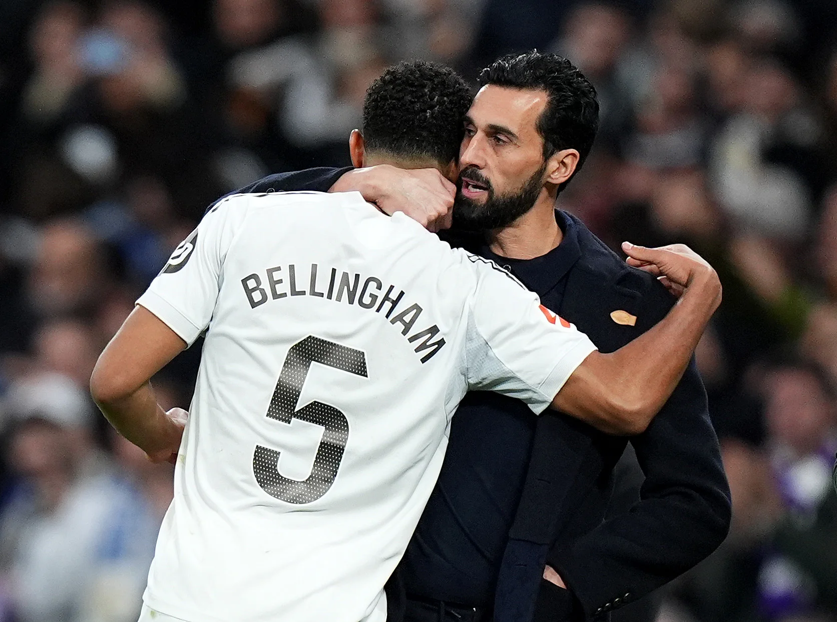 Arbeloa se abraza con Bellingham delante del banquillo del Real Madrid.