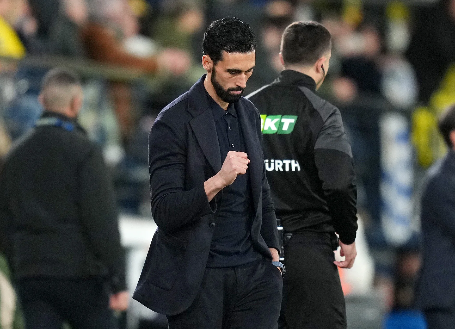 Arbeloa celebra con el puño cerrado un gol del Real Madrid al Villarreal.